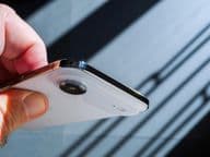 Uma mão segurando o novo smartphone Apple iPhone Air.