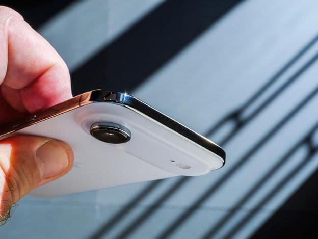 Uma mão segurando o novo smartphone Apple iPhone Air.