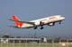 Um Air India Boeing 787-8 Dreamliner decola.