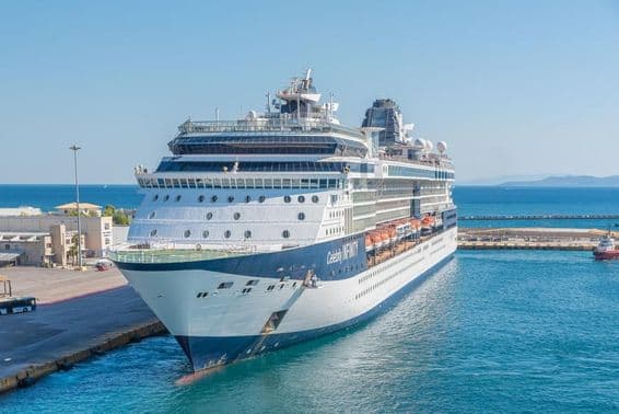 Navio da Celebrity Cruises em Atenas.