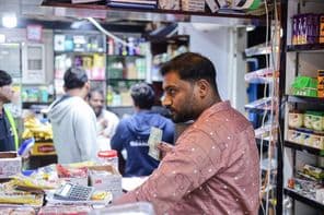 Pessoas fazendo compras em um mercado local em Dubai.