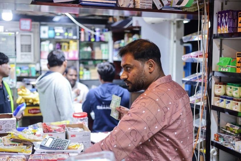 Pessoas fazendo compras em um mercado local em Dubai.