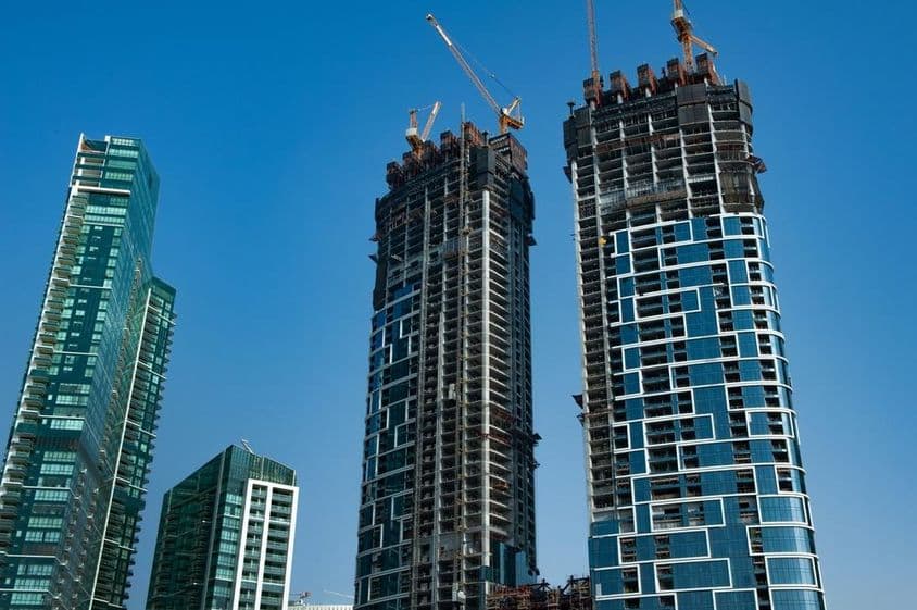 Complexo de apartamentos modernos em construção à beira-mar.