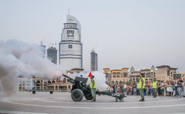 Disparo de canhão ao pôr do sol durante o mês do Ramadan.