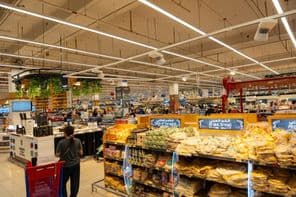 Pessoas no supermercado Carrefour no Dubai Mall of Emirates.