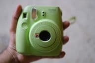 Câmera instantânea FUJIFILM Instax Mini na cor menta da Fujifilm.