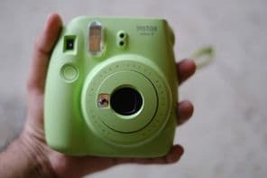 Câmera instantânea FUJIFILM Instax Mini na cor menta da Fujifilm.