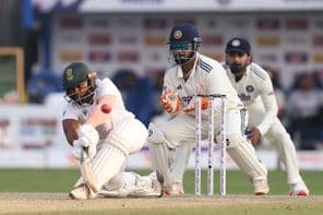 Jogadores de críquete no campo.