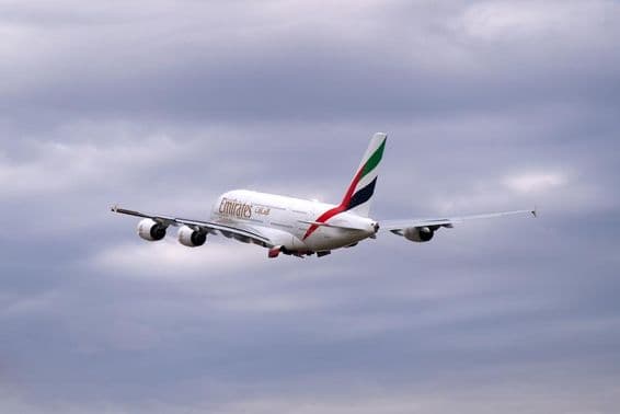 O avião de passageiros Airbus A380-861 da Emirates.