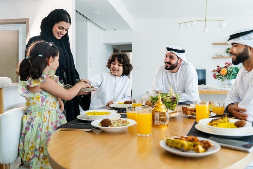 Família árabe feliz junta em casa após o jantar durante o Ramadã.