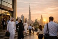 Commuter voltando para casa após o trabalho de escritório ao pôr do sol.