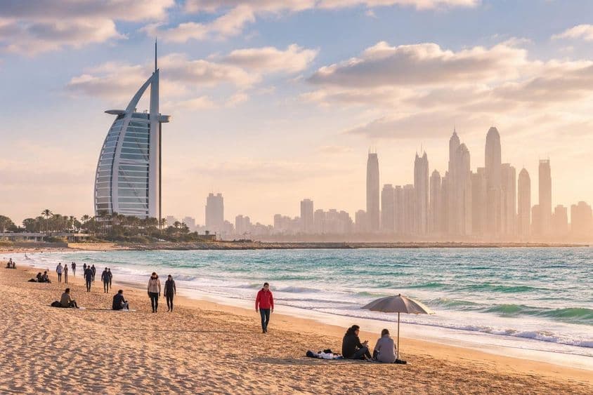 Na fronteira do inverno e primavera, Variação de temperatura na costa de Dubai.