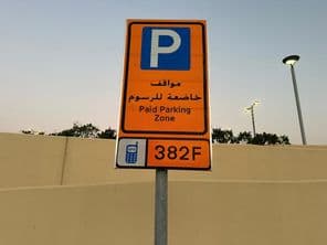 Placa de sinalização de estacionamento público da Autoridade de Estradas e Transporte de Dubai.