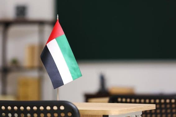 A bandeira dos Emirados Árabes Unidos sobre uma mesa na sala de aula