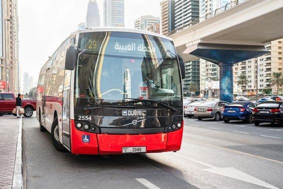Ônibus Volvo operando em Dubai.