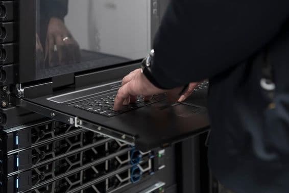 Um engenheiro usando um supercomputador em uma sala de servidores.