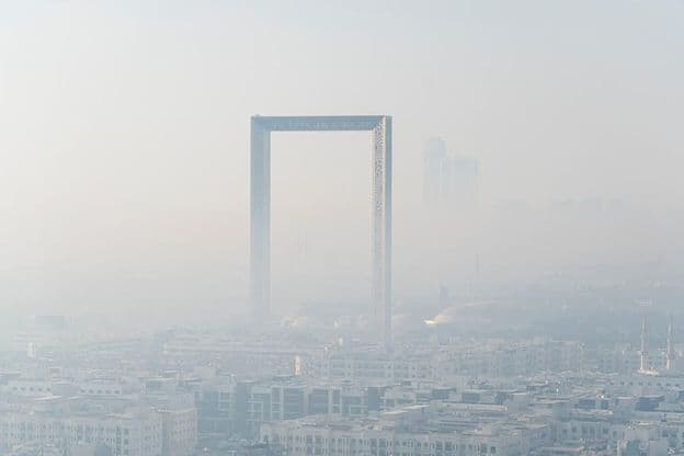 Panorama deslumbrante da maior moldura dourada do mundo em Dubai.