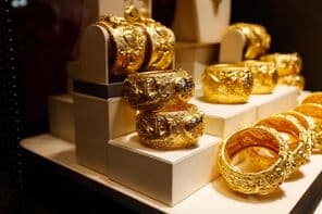 Joias de ouro expostas na vitrine de uma loja.