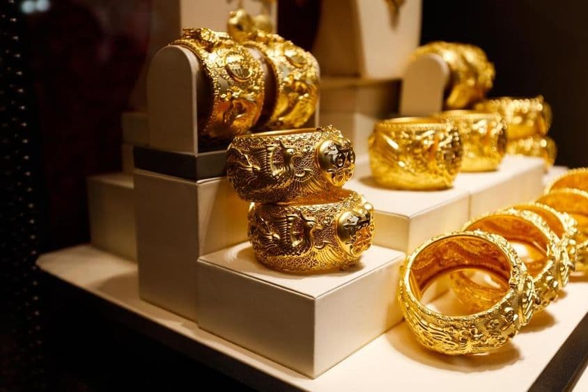 Joias de ouro expostas na vitrine de uma loja.