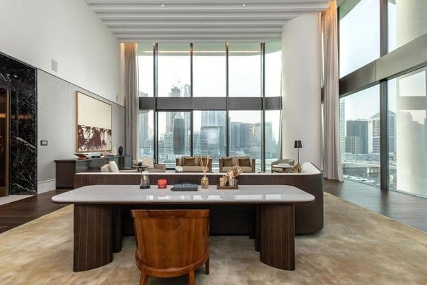 Design de interior moderno de apartamento em Dubai.