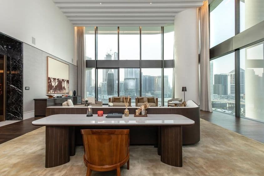 Design de interior moderno de apartamento em Dubai.