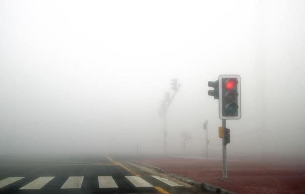 Neblina na estrada de Dubai.