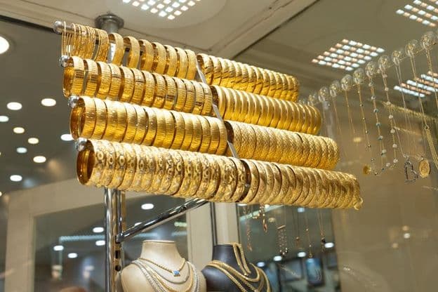 Pulseiras de ouro em uma vitrine.
