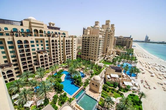 Hotel de luxo Fairmont The Palm localizado em Palm Jumeirah.