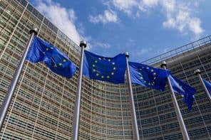 Bandeiras da UE tremulando ao vento.