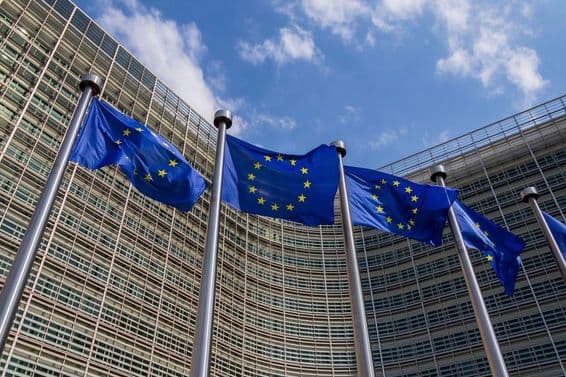 Bandeiras da UE tremulando ao vento.