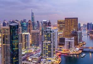 Vista aérea de um entroncamento rodoviário em Dubai.