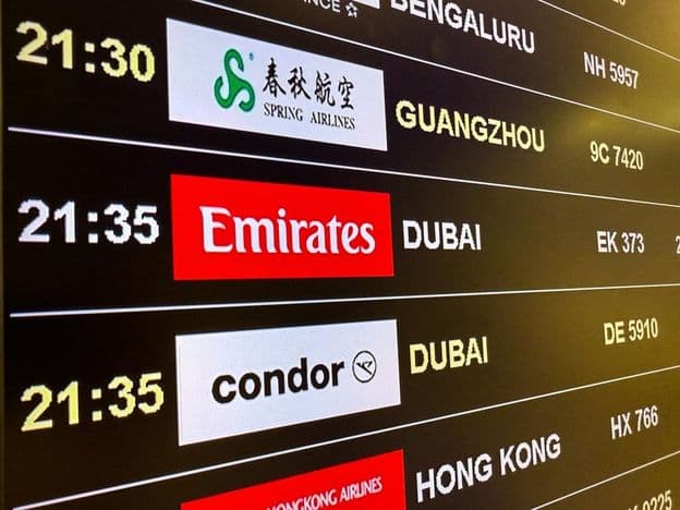 Um painel de partidas em um aeroporto.