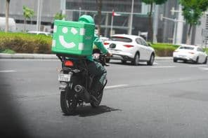 Capitão de entrega de comida da Careem em motocicleta em Dubai.