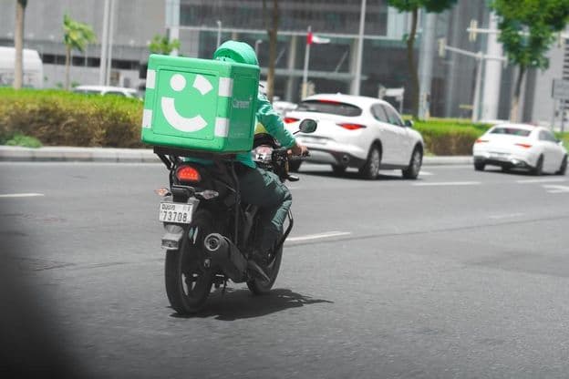 Capitão de entrega de comida da Careem em motocicleta em Dubai.
