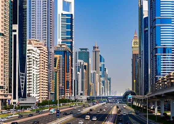 Dubai, arranha-céus no centro e Sheikh Zayed Road.
