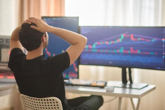 Um trader irritado com perdas em investimentos em ações