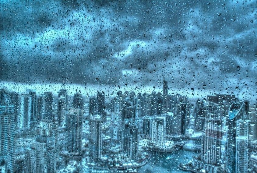 Chuva em Dubai vista através de uma janela.