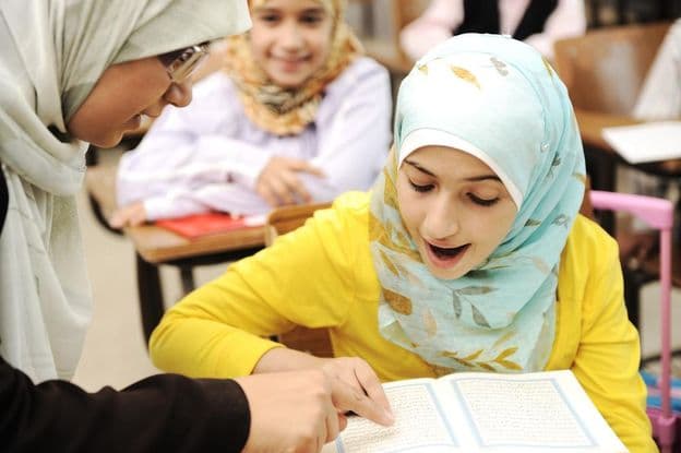 Crianças em uma sala de aula escolar