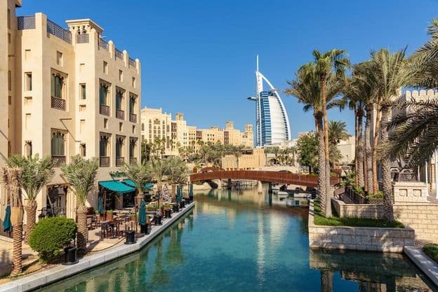 Arquitetura árabe tradicional e canais no resort Madinat Jumeirah