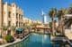 Arquitetura árabe tradicional e canais no resort Madinat Jumeirah
