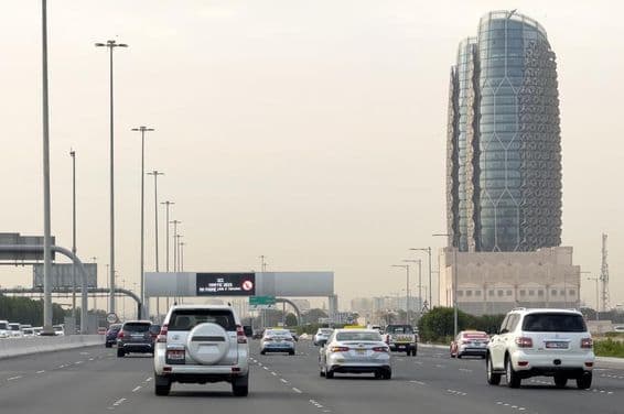 Uma rua movimentada Al Salam em Abu Dhabi com veículos