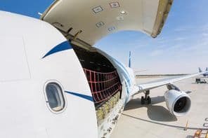 Avião de carga pronto para carregamento de frete em Dubai