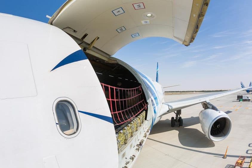 Avião de carga pronto para carregamento de frete em Dubai