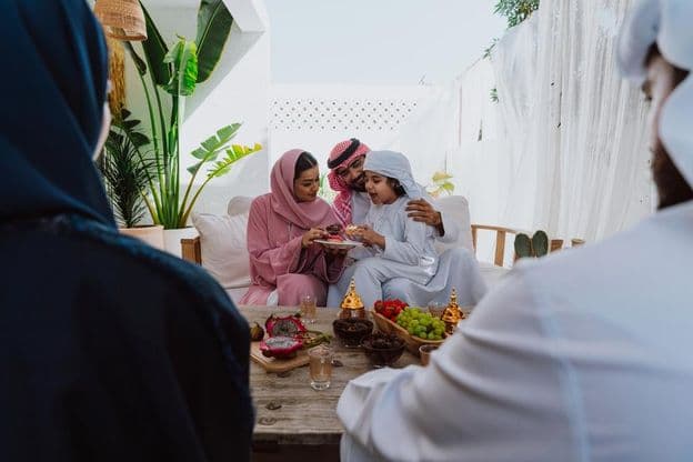 Família muçulmana em casa.
