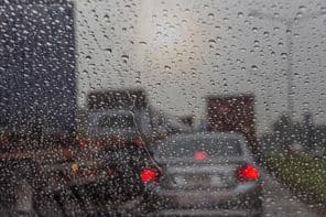 Chuva vista através de uma janela de carro.