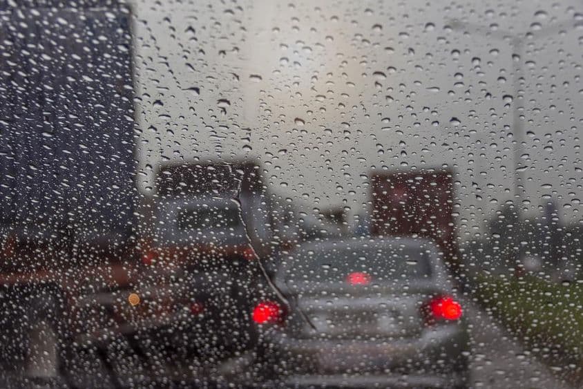 Chuva vista através de uma janela de carro.