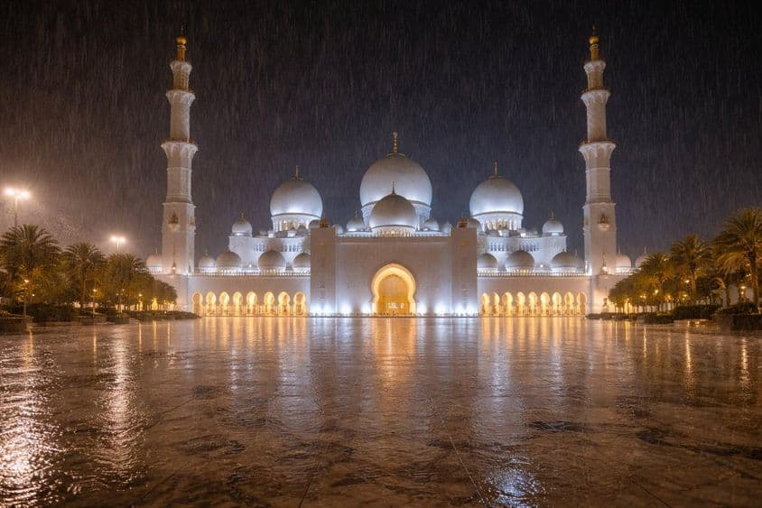 Noite chuvosa sobre a mesquita