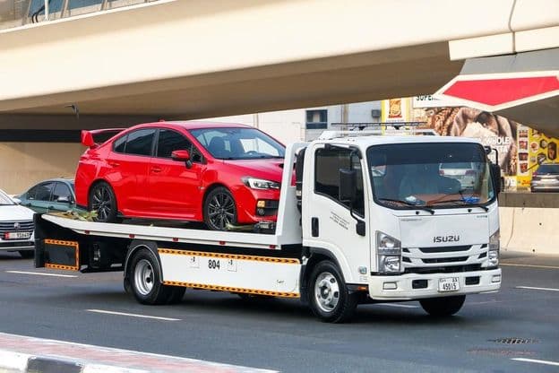 Unidade de trator branco Isuzu Reward NPR.