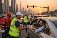 Distribuição de iftar do Ramadan nas estradas de Dubai