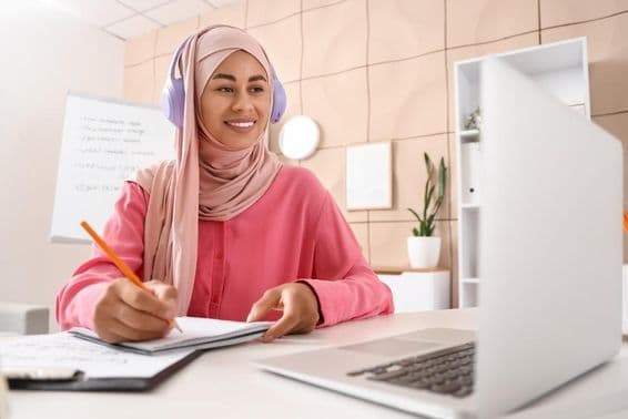 Jovem muçulmana estudando